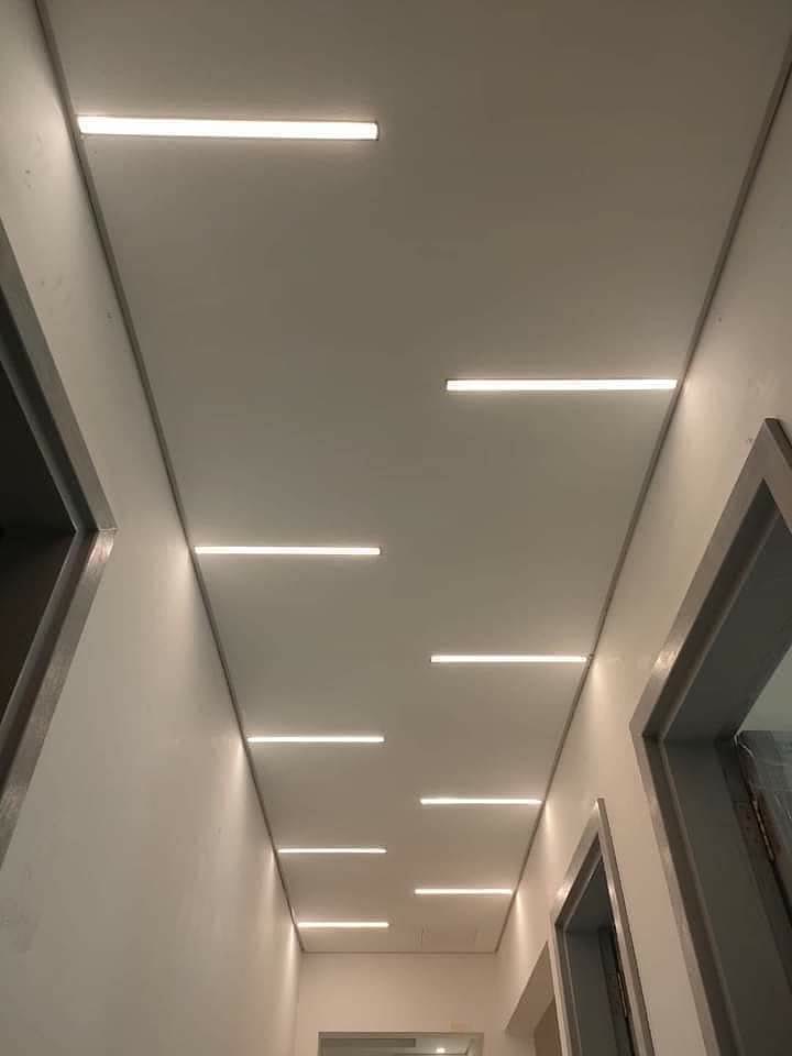 Corredor com iluminação LED integrada no teto