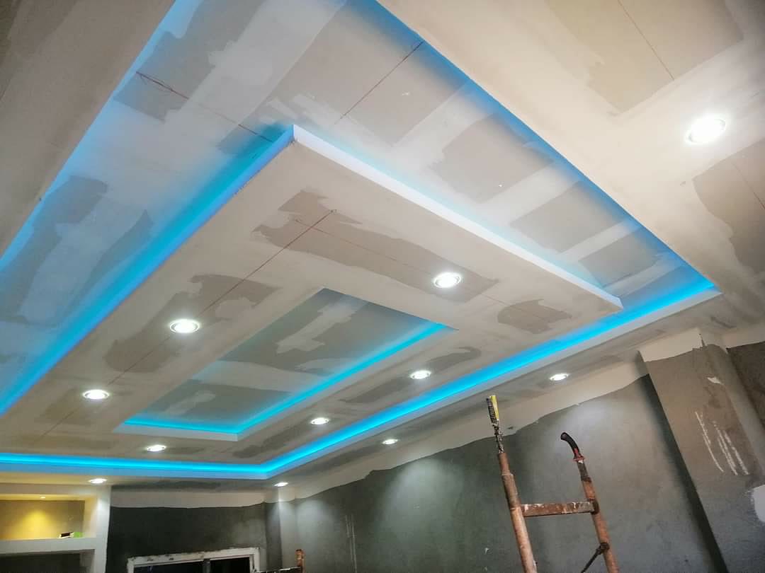 Sala com teto rebaixado em pladur e iluminação LED