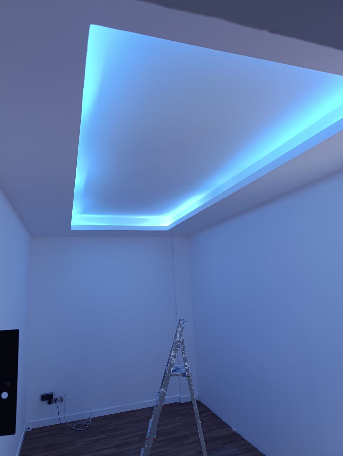 Teto com iluminação LED embutida em ângulo triangular
